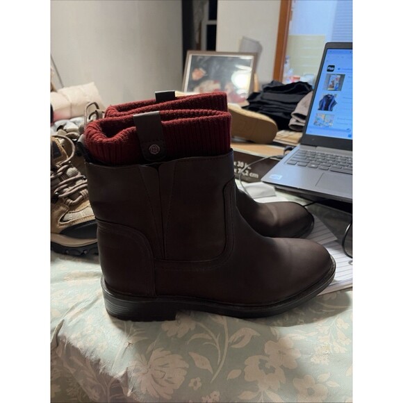 Tommy Hilfiger Red Sweater Top Brown Boots Women’s 10M Slip-ons Gently Used - Picture 8 of 10